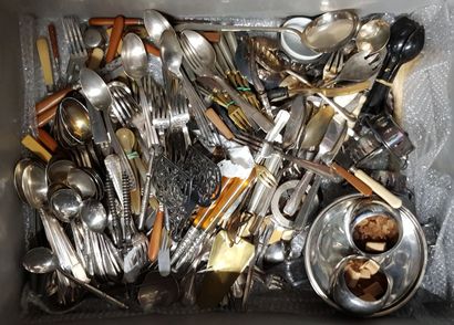 null Lot of silver plated metal including:
Shakers, parts of tea and coffee service,...
