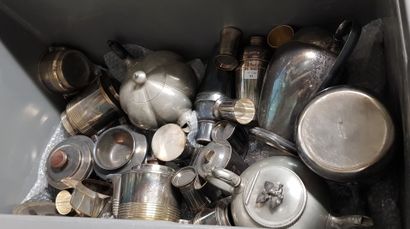 null Lot of silver plated metal including:
Shakers, parts of tea and coffee service,...