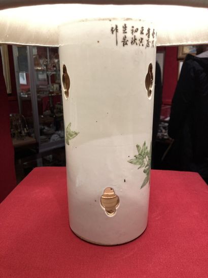null Lot comprenant :
CHINE vase parlant a motifs ajourés monté a l'electricité
CHINE,...