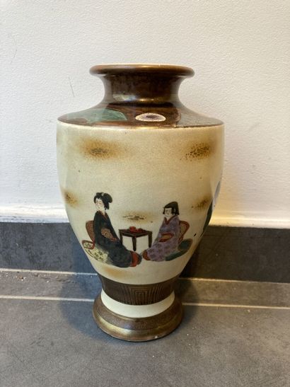 null Lot comprenant :
JAPON
Vase en céramique
Haut. 22 cm

D. PELLETIER 
Vue de ruelle,...