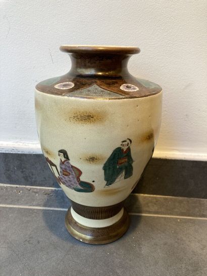 null Lot comprenant :
JAPON
Vase en céramique
Haut. 22 cm

D. PELLETIER 
Vue de ruelle,...
