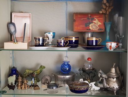 null Divers objets de vitrine comprenant :
Tasses et sous-tasses, vases, métal argenté,...