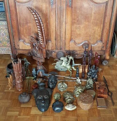 null Lot of AFRICA travel souvenirs such as: masks (wood and bronze), statuary, crest,...