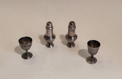 null Lot of silver plated metal including :
Two silver plated dishes ERCUIS, one...