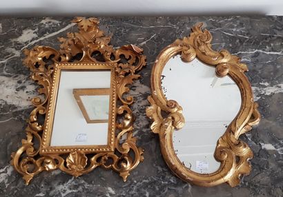 null Lot de deux miroirs bois doré :
L'un de forme rocaille
40 x 26 
L'autre de forme...