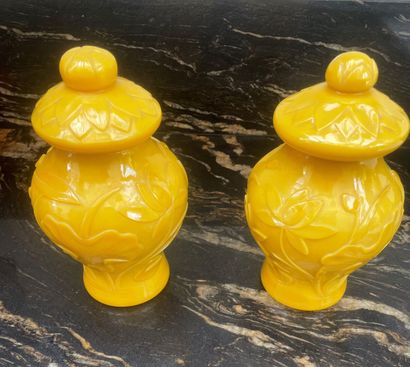 null CHINE 
Paire de vases couverts en verre jaune de Nankin