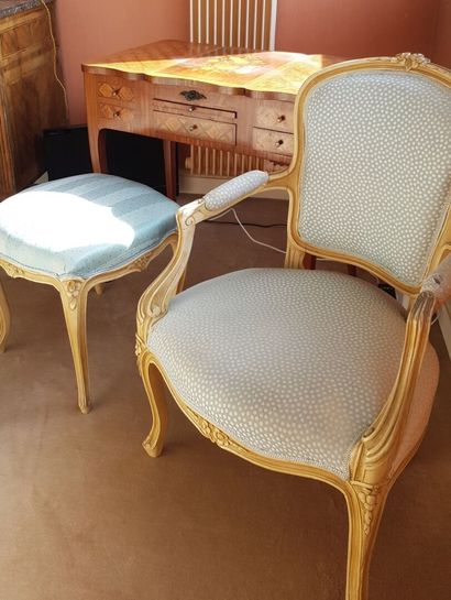 null Lot de mobilier de chambre de style Louis XV comprenant : 
- Deux chevets à...