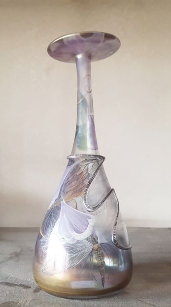 null Vase en verre irisé dans le goût de l'Art Nouveau à décor d'une libellule, le...