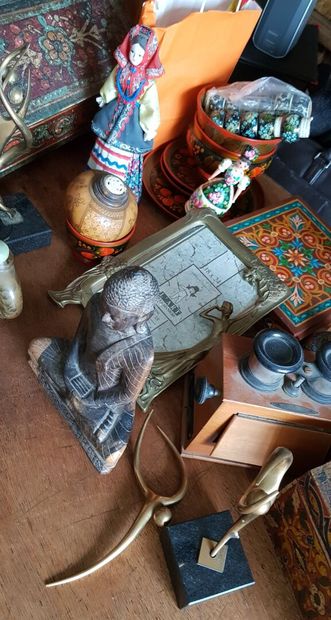 null Lot of travel souvenirs such as: painted wooden boxes, Buddha, bottles, vases...