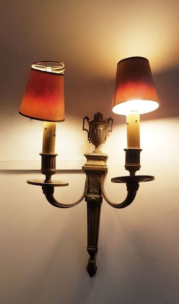 null Louis XVI style wall lamp with two lights
We join there :
Four gilt bronze ...