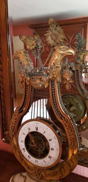 null Pendule lyre de style Louis XVI en bronze doré et marbre blanc, à l'amortissement...