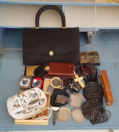 null Various trinkets including:
Bags, pearl purse, belt in the taste of the 20s,...
