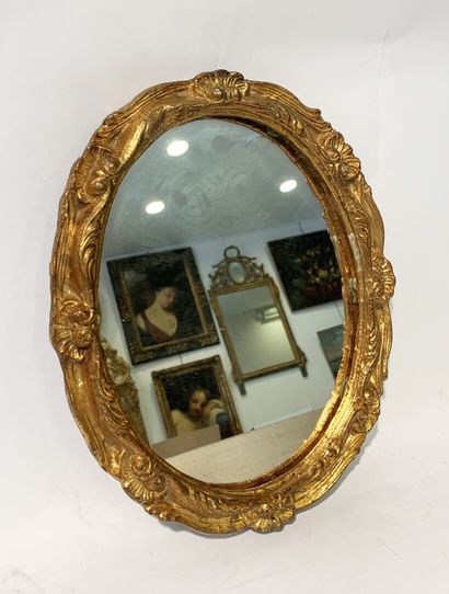 null Petit miroir en bois sculpté et doré
28 x 23 cm