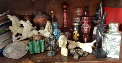 null Lot of trinkets including: glassware, enamel cloisonné (modern), travel souvenirs,...