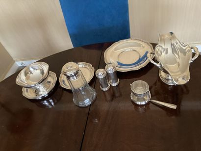 null Lot in silver plated metal including two sauce boats, salt and pepper shakers,...