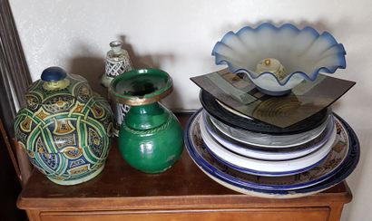 null Lot of glassware and enamelled earthenware (NORTH AFRICA) including: dishes,...