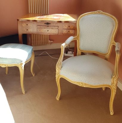 null Lot de mobilier de chambre de style Louis XV comprenant : 
- Deux chevets à...