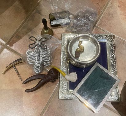 null Lot including: coasters, boxes, corkscrew, two frames (one LANCEL), carafe stoppers,...
