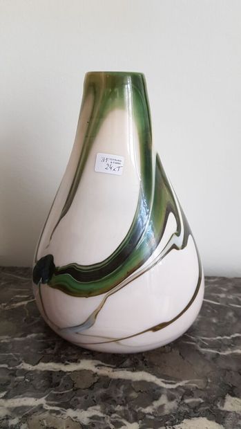 null Lot comprenant : 
Vase balustre en opaline blanche monture bronze doré 
H :...