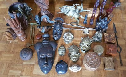 null Lot de souvenirs de voyage AFRIQUE tels que : masques (bois et bronze), statuaire,...