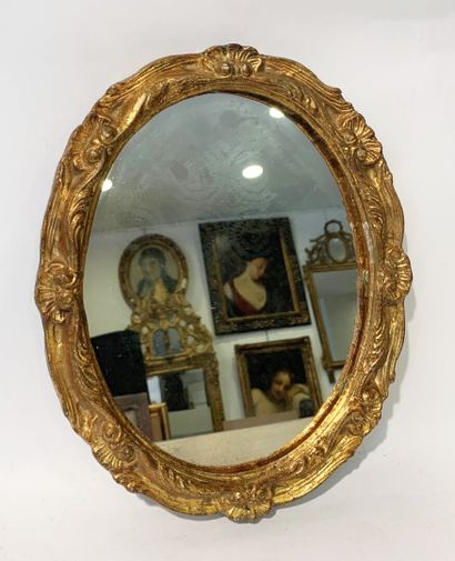 null Petit miroir en bois sculpté et doré
28 x 23 cm