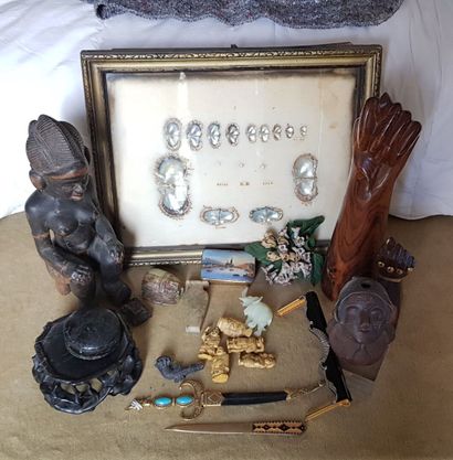 null Lot d'objets de vitrine: souvenirs de voyage statuettes afrique, scarabée, vase...
