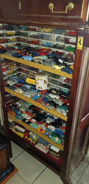 null Ensemble de voitures miniatures comprenant Dinky Toys, Solido, Corgi et div...