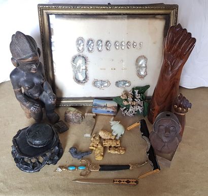 null Lot d'objets de vitrine: souvenirs de voyage statuettes afrique, scarabée, vase...