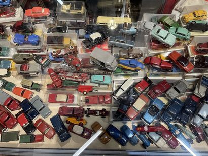 null Ensemble de voitures miniatures comprenant Dinky Toys, Solido, Corgi et div...