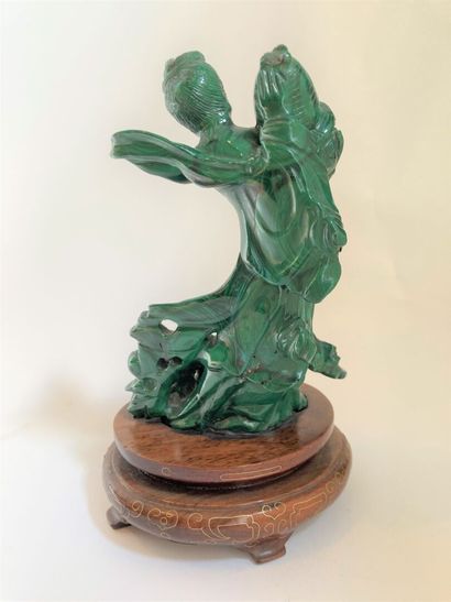 null CHINE XXe siècle
Danseuse
Sculpture en malachite, reposant sur un socle en bois
(accidents,...