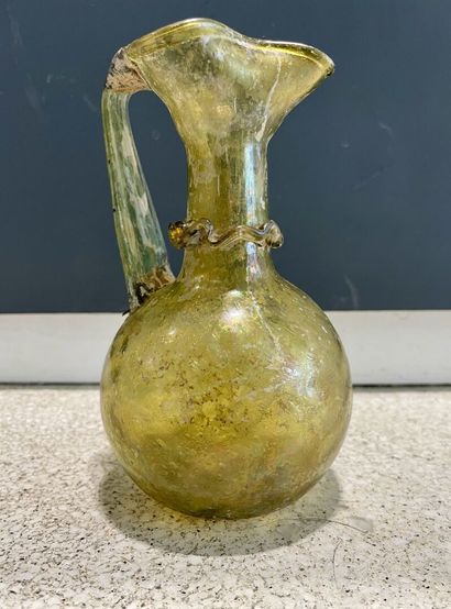 null Oenochoe with pinched beak and neck decorated with a wavy line.
Partially iridescent...