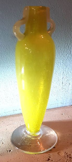 null SCHNEIDER
Vase oblong en verre teinté bullé jaune/vert. Encolure soulignée de...