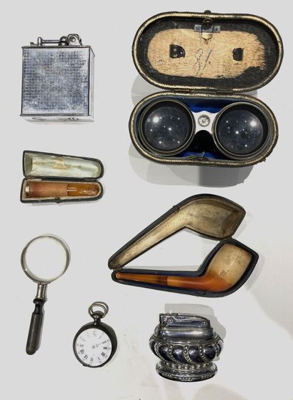 null Lot d'objets divers tels que :
Briquets, jumelles, pipe, loupe, montre de gousset...