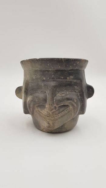 null Vase portrait en céramique noire représentant un homme souriant

Culture Chimu,...