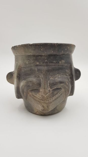 null Vase portrait en céramique noire représentant un homme souriant

Culture Chimu,...
