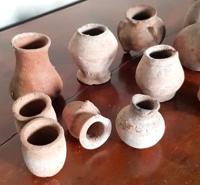 null Set of 11 pre-Columbian beige terracotta vases.
Colombia and South America
From...