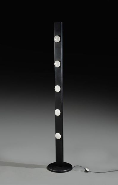 null Modernist floor lamp in black-lacquered metal with five-light lighting strip
Height:...