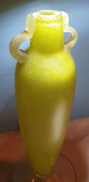 null SCHNEIDER
Vase oblong en verre teinté bullé jaune/vert. Encolure soulignée de...