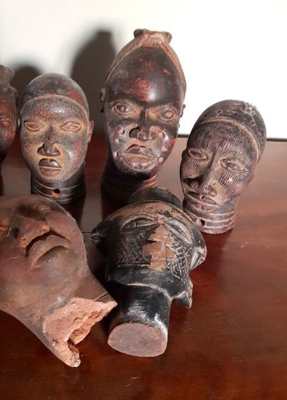 null Lot consisting of 7 terracotta heads and one wooden head.
Old Cameroon
From...