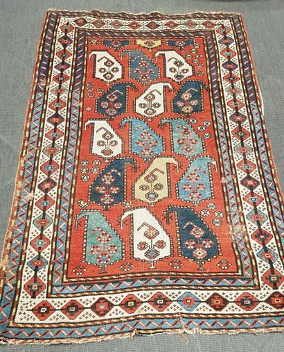 null Wool rug with geometric pattern
187 x 120 cm