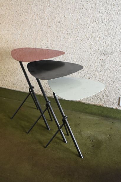 null Three red, black and blue lacquered tole gignogne tables, black tripod legs
Circa...