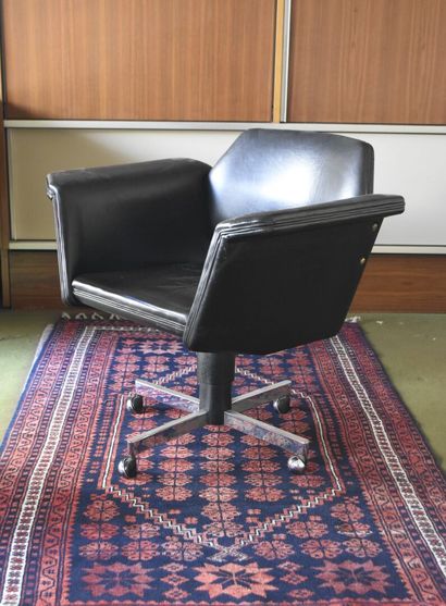 null STEINER
Black sky office chair, chrome-plated castor base
Circa 1970 (cracks...