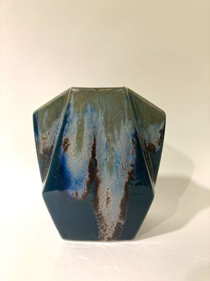null Glazed ceramic trapezoid vase
17 cm high