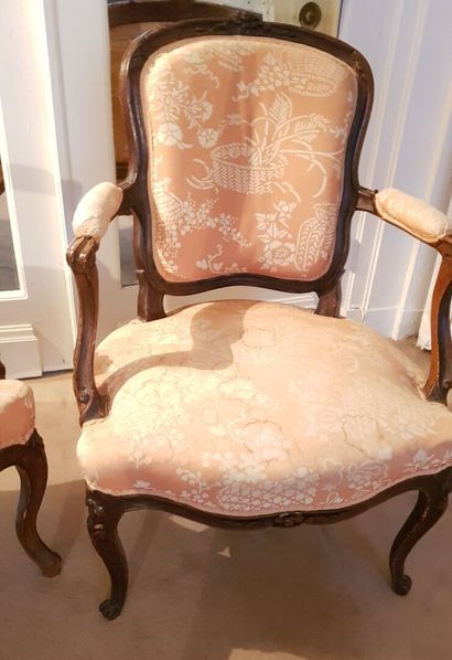 null Two cabriolet armchairs in carved molded natural wood, backs carved with flowers
Different...