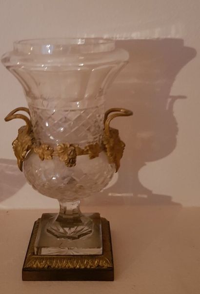 null Lot comprenant : 
- un vase Médicis en cristal taillé et monture bronze, monté...
