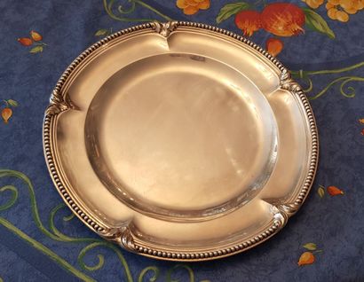 null Circular silver dish with gadrooned and foliate borders
Diam. 28 cm
Weight :...