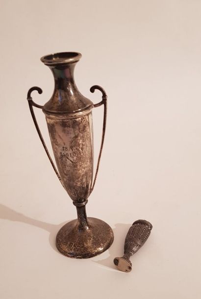 null A prize cup dated 1910
English silver
Weight 111 g

Also included:
A leafy channel...