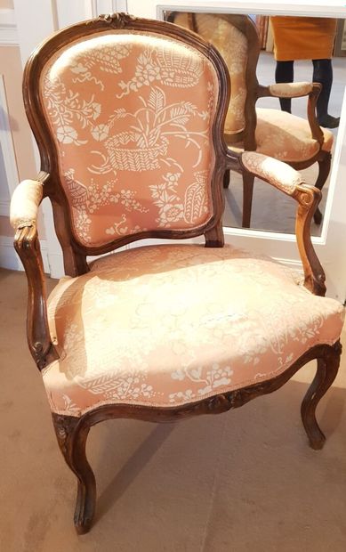 null Two cabriolet armchairs in carved molded natural wood, backs carved with flowers
Different...
