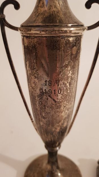 null A prize cup dated 1910
English silver
Weight 111 g

Also included:
A leafy channel...
