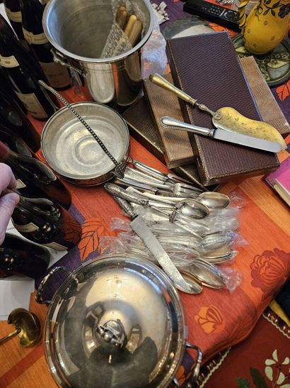 null Large lot of silver-plated metal including:
Various household sets, series of...